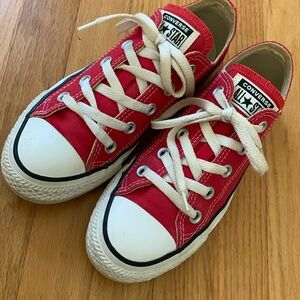 Converse all-star low tops red unisex (women’s 6/men’s 4) in amazing condition